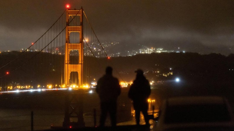 Suasana saat pemadaman listrik yang memengaruhi sekitar 130.000 penduduk, menurut Pacific Gas and Electric Company, di San Francisco, California, Amerika Serikat (AS), inggu (21/12/2025). (REUTERS/Carlos Barria)