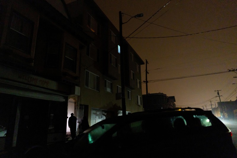 Suasana saat pemadaman listrik yang memengaruhi sekitar 130.000 penduduk, menurut Pacific Gas and Electric Company, di San Francisco, California, Amerika Serikat (AS), inggu (21/12/2025). (REUTERS/Carlos Barria)