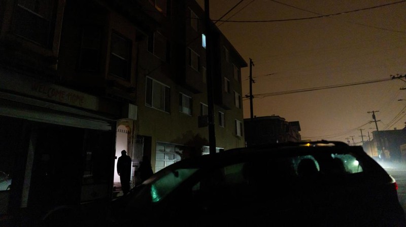 Suasana saat pemadaman listrik yang memengaruhi sekitar 130.000 penduduk, menurut Pacific Gas and Electric Company, di San Francisco, California, Amerika Serikat (AS), inggu (21/12/2025). (REUTERS/Carlos Barria)