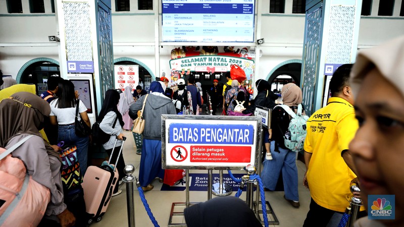Calon penumpang saat menunggu bus di Terminal Bayangan Pondok Pinang, Jakarta Selatan, Senin (22/12/2025). (CNBC Indonesia/Tri Susilo)