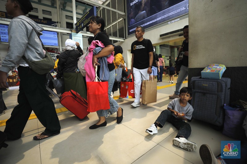 Calon penumpang saat menunggu bus di Terminal Bayangan Pondok Pinang, Jakarta Selatan, Senin (22/12/2025). (CNBC Indonesia/Tri Susilo)