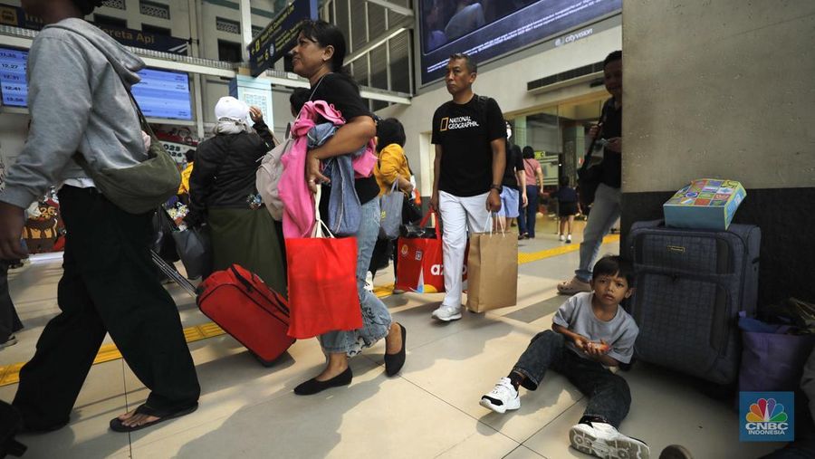 Calon penumpang saat menunggu bus di Terminal Bayangan Pondok Pinang, Jakarta Selatan, Senin (22/12/2025). (CNBC Indonesia/Tri Susilo)