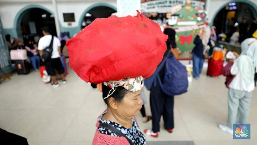 Calon penumpang saat menunggu bus di Terminal Bayangan Pondok Pinang, Jakarta Selatan, Senin (22/12/2025). (CNBC Indonesia/Tri Susilo)