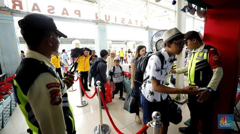 Calon penumpang saat menunggu bus di Terminal Bayangan Pondok Pinang, Jakarta Selatan, Senin (22/12/2025). (CNBC Indonesia/Tri Susilo)