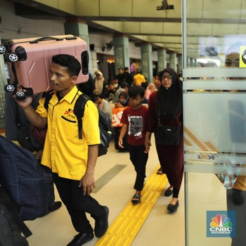 Libur Telah Tiba, Warga Jakarta Ramai-Ramai Serbu Stasiun & Terminal