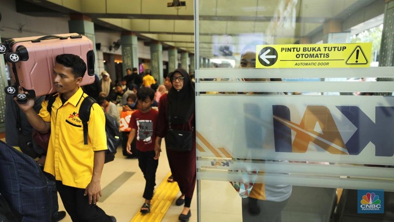 Calon penumpang saat menunggu bus di Terminal Bayangan Pondok Pinang, Jakarta Selatan, Senin (22/12/2025). (CNBC Indonesia/Tri Susilo)