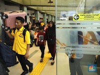 Libur Telah Tiba, Warga Jakarta Ramai-Ramai Serbu Stasiun & Terminal