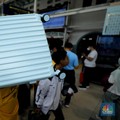 Suasana stasiun Pasar Senen, Jakarta Pusat mulai dipadati oleh pemudik jelang liburNatal dan Tahun baru 2026, Senin (22/12/2025). (CNBC Indonesia/Tri Susilo)