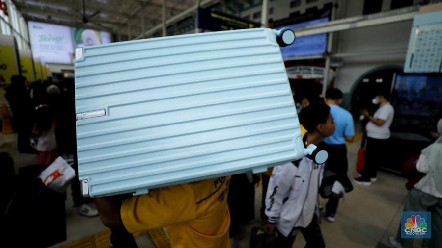 Suasana stasiun Pasar Senen, Jakarta Pusat mulai dipadati oleh pemudik jelang liburNatal dan Tahun baru 2026, Senin (22/12/2025). (CNBC Indonesia/Tri Susilo)