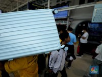 Suasana stasiun Pasar Senen, Jakarta Pusat mulai dipadati oleh pemudik jelang liburNatal dan Tahun baru 2026, Senin (22/12/2025). (CNBC Indonesia/Tri Susilo)