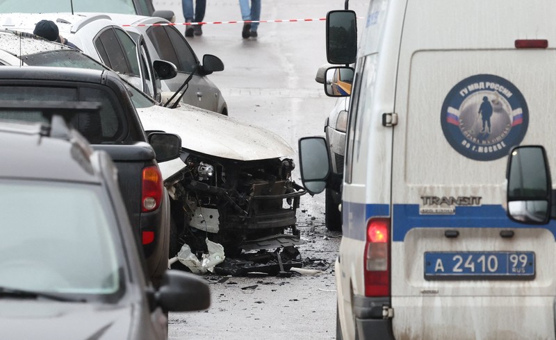 Mobil Kia Sorento yang rusak tergeletak di lokasi kejadian di mana Letnan Jenderal Fanil Sarvarov, kepala direktorat pelatihan operasional angkatan darat Staf Umum Rusia, tewas dalam serangan bom mobil di Moskow, Rusia, 22 Desember 2025. REUTERS/Anastasia Barashkova     TPX IMAGES OF THE DAY