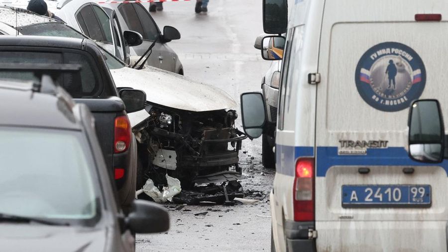 Mobil Kia Sorento yang rusak tergeletak di lokasi kejadian di mana Letnan Jenderal Fanil Sarvarov, kepala direktorat pelatihan operasional angkatan darat Staf Umum Rusia, tewas dalam serangan bom mobil di Moskow, Rusia, 22 Desember 2025. REUTERS/Anastasia Barashkova     TPX IMAGES OF THE DAY