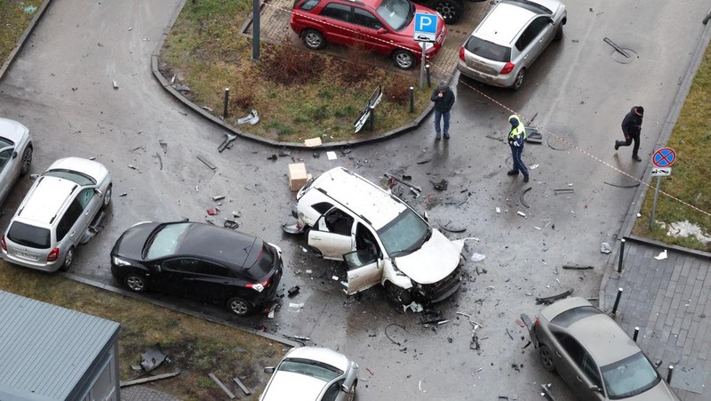 Mobil Kia Sorento yang rusak tergeletak di lokasi kejadian di mana Letnan Jenderal Fanil Sarvarov, kepala direktorat pelatihan operasional angkatan darat Staf Umum Rusia, tewas dalam serangan bom mobil di Moskow, Rusia, 22 Desember 2025. REUTERS/Anastasia Barashkova     TPX IMAGES OF THE DAY