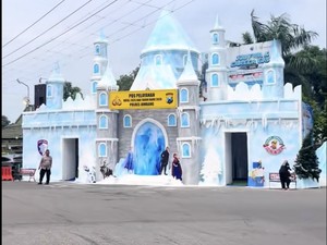 Video Unik! Pos Pelayanan Nataru 2026 Jombang Hadirkan Tema Frozen