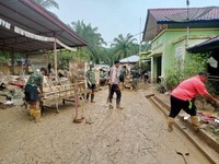 TNI, BNPB, dan Warga Gotong Royong Bersihkan Sekolah Terdampak di Aceh