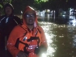 Video: Banjir Terjang 8 Kecamatan di Cirebon Akibat Sungai Meluap