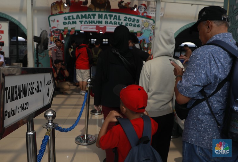Calon penumpang menunggu keberangkatan kereta api di Stasiun Pasar Senen, Jakarta, Selasa (23/12/2025). (CNBC Indonesia/Muhammad Sabki)