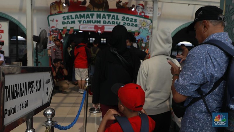 Calon penumpang menunggu keberangkatan kereta api di Stasiun Pasar Senen, Jakarta, Selasa (23/12/2025). (CNBC Indonesia/Muhammad Sabki)