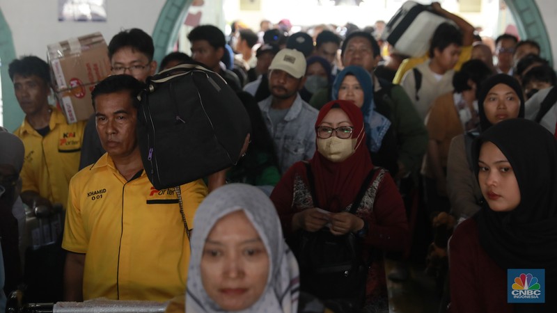 Calon penumpang menunggu keberangkatan kereta api di Stasiun Pasar Senen, Jakarta, Selasa (23/12/2025). (CNBC Indonesia/Muhammad Sabki)