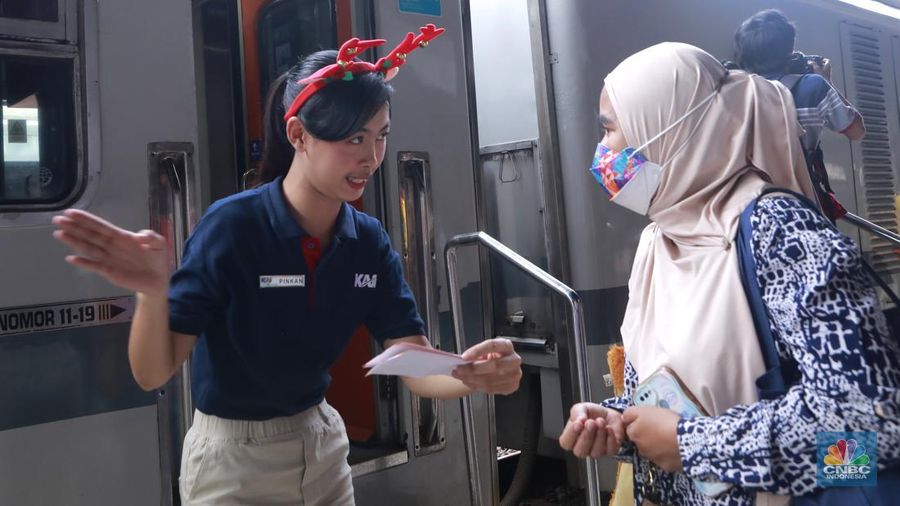 Calon penumpang menunggu keberangkatan kereta api di Stasiun Pasar Senen, Jakarta, Selasa (23/12/2025). (CNBC Indonesia/Muhammad Sabki)