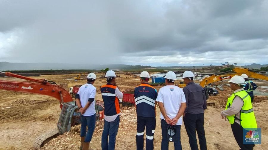 Direktur Jenderal Pengelolaan Kelautan KKP, Koswara  saat meninjau langsung lokasi Proyek Strategis Nasional (PSN) Kawasan Sentra Industri Garam Nasional (K-SIGN) di Rote Ndao, Nusa Tenggara Timur (NTT), Selasa (23/12/2025). (CNBC Indonesia/Martyasari Rizky)