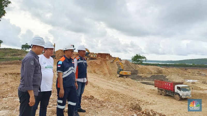 Direktur Jenderal Pengelolaan Kelautan KKP, Koswara  saat meninjau langsung lokasi Proyek Strategis Nasional (PSN) Kawasan Sentra Industri Garam Nasional (K-SIGN) di Rote Ndao, Nusa Tenggara Timur (NTT), Selasa (23/12/2025). (CNBC Indonesia/Martyasari Rizky)