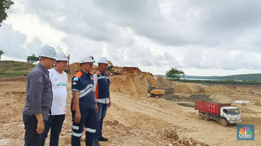 Direktur Jenderal Pengelolaan Kelautan KKP, Koswara  saat meninjau langsung lokasi Proyek Strategis Nasional (PSN) Kawasan Sentra Industri Garam Nasional (K-SIGN) di Rote Ndao, Nusa Tenggara Timur (NTT), Selasa (23/12/2025). (CNBC Indonesia/Martyasari Rizky)
