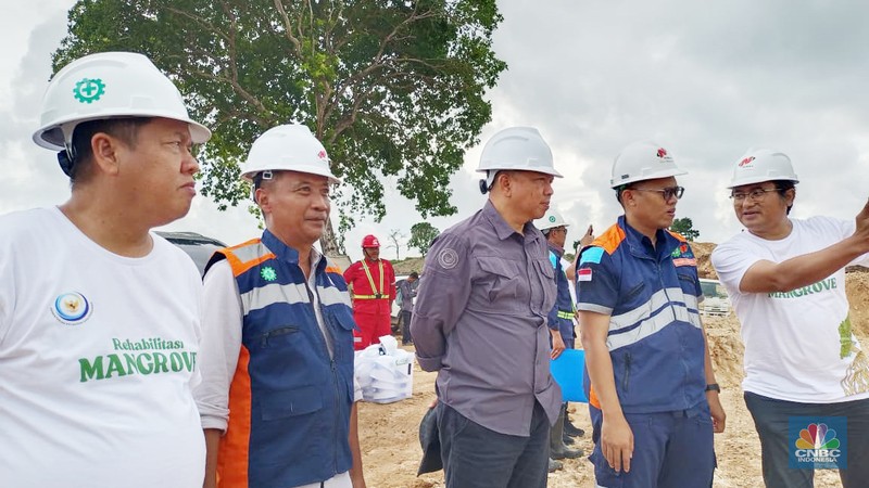 Direktur Jenderal Pengelolaan Kelautan KKP, Koswara  saat meninjau langsung lokasi Proyek Strategis Nasional (PSN) Kawasan Sentra Industri Garam Nasional (K-SIGN) di Rote Ndao, Nusa Tenggara Timur (NTT), Selasa (23/12/2025). (CNBC Indonesia/Martyasari Rizky)