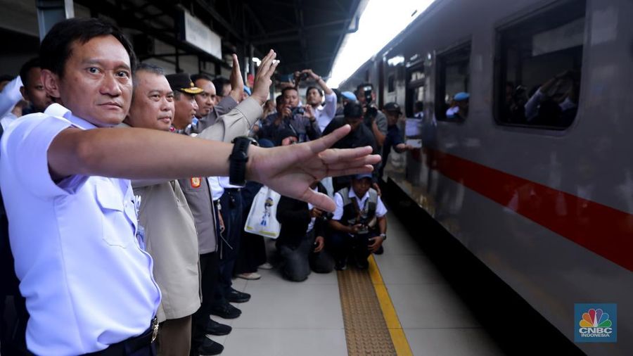 Calon penumpang menunggu keberangkatan kereta api di Stasiun Pasar Senen, Jakarta, Selasa (23/12/2025). (CNBC Indonesia/Muhammad Sabki)