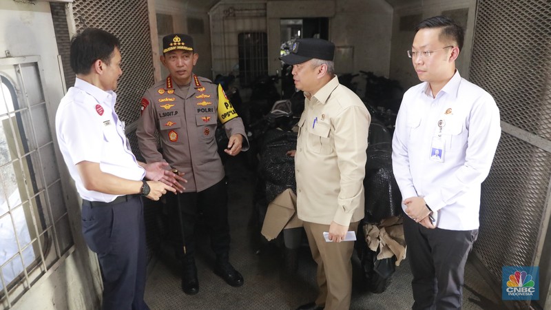Calon penumpang menunggu keberangkatan kereta api di Stasiun Pasar Senen, Jakarta, Selasa (23/12/2025). (CNBC Indonesia/Muhammad Sabki)