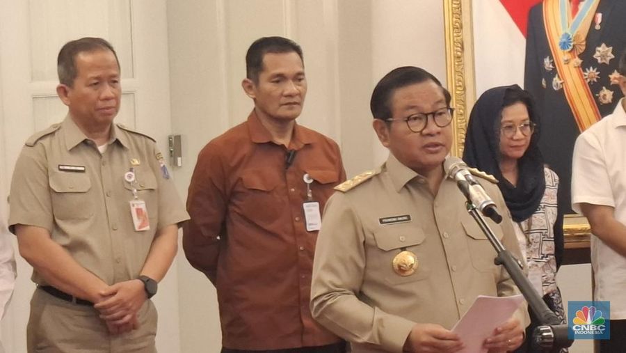 Gubernur DKI Jakarta Pramono Anung memastikan besaran kenaikan upah minimum provinsi (UMP) 2026 nantinya akan dapat diterima oleh semua kalangan, baik pengusaha, buruh, maupun pemerintah daerah dalam konferensi persnya di Balaikota, Selasa (23/12/2025). (CNBC Indonesia/Chandra Dwi Pranata)
