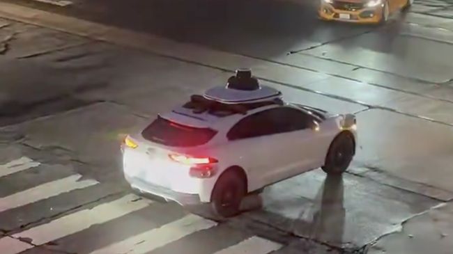 Taksi Bingung Bikin Jalan Macet Total, Warga Tak Tahan Mau Bakar