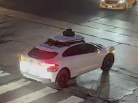 Taksi Bingung Bikin Jalan Macet Total, Warga Tak Tahan Mau Bakar