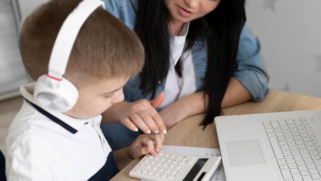 Cara Mengajarkan Anak Mengelola Uang Sesuai Usia