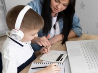 Cara Mengajarkan Anak Mengelola Uang Sesuai Usia