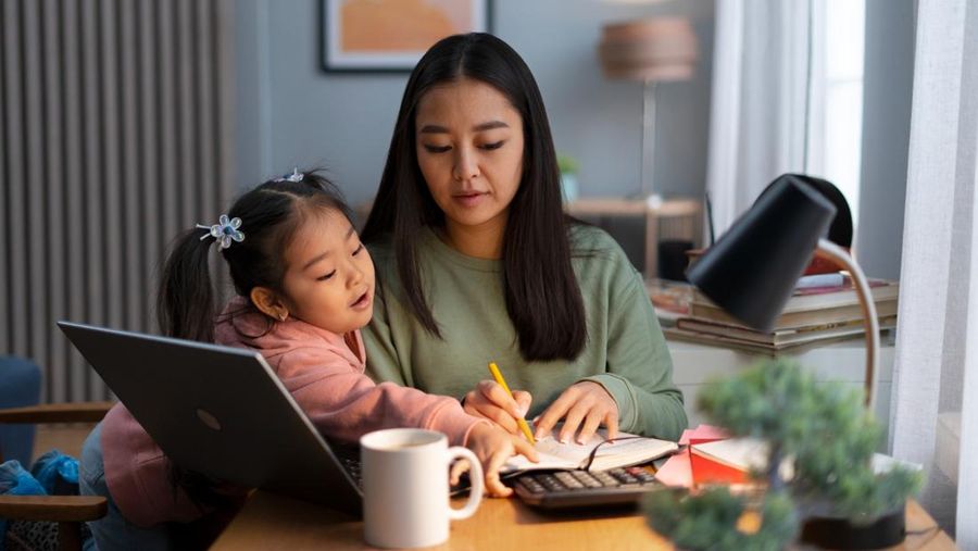 Ilustrasi edukasi keuangan sejak dini. (Dok. Freepik)