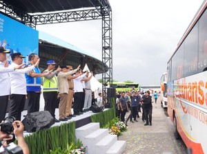 Kakorlantas Dampingi Menhub Lepas Mudik Gratis di Terminal Pulo Gebang