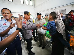 Video Momen Kapolri Beri Bingkisan ke Penumpang di Stasiun Pasar Senen