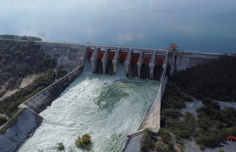 Meksiko membuka pintu air untuk membayar hutang air kepada AS di China, negara bagian Nuevo Leon, Meksiko, 22 Desember 2025. (REUTERS/Daniel Becerril)