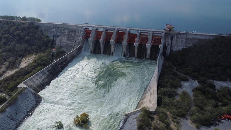 Meksiko membuka pintu air untuk membayar hutang air kepada AS di China, negara bagian Nuevo Leon, Meksiko, 22 Desember 2025. (REUTERS/Daniel Becerril)