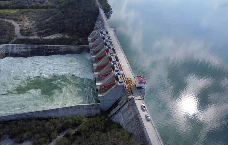 Meksiko membuka pintu air untuk membayar hutang air kepada AS di China, negara bagian Nuevo Leon, Meksiko, 22 Desember 2025. (REUTERS/Daniel Becerril)