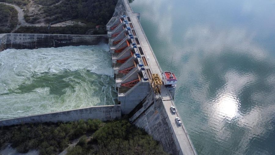 Meksiko membuka pintu air untuk membayar hutang air kepada AS di China, negara bagian Nuevo Leon, Meksiko, 22 Desember 2025. (REUTERS/Daniel Becerril)