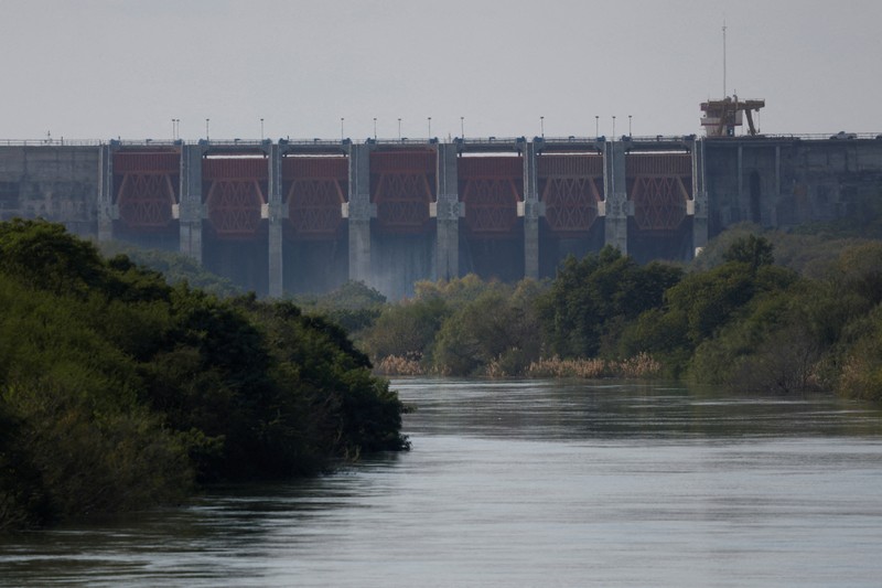 Meksiko membuka pintu air untuk membayar hutang air kepada AS di China, negara bagian Nuevo Leon, Meksiko, 22 Desember 2025. (REUTERS/Daniel Becerril)