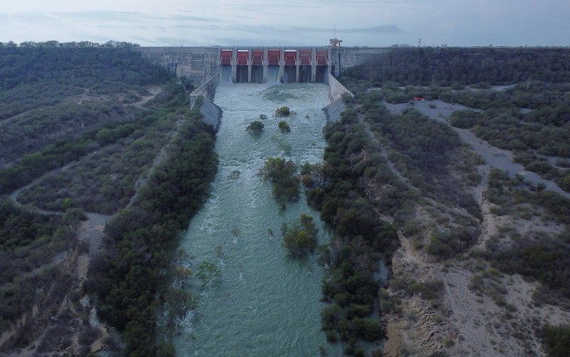 Meksiko membuka pintu air untuk membayar hutang air kepada AS di China, negara bagian Nuevo Leon, Meksiko, 22 Desember 2025. (REUTERS/Daniel Becerril)