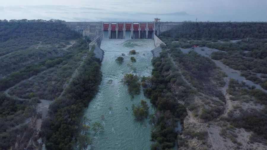 Meksiko membuka pintu air untuk membayar hutang air kepada AS di China, negara bagian Nuevo Leon, Meksiko, 22 Desember 2025. (REUTERS/Daniel Becerril)