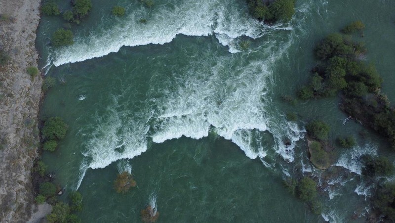 Meksiko membuka pintu air untuk membayar hutang air kepada AS di China, negara bagian Nuevo Leon, Meksiko, 22 Desember 2025. (REUTERS/Daniel Becerril)