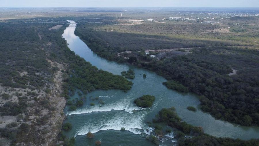Meksiko membuka pintu air untuk membayar hutang air kepada AS di China, negara bagian Nuevo Leon, Meksiko, 22 Desember 2025. (REUTERS/Daniel Becerril)