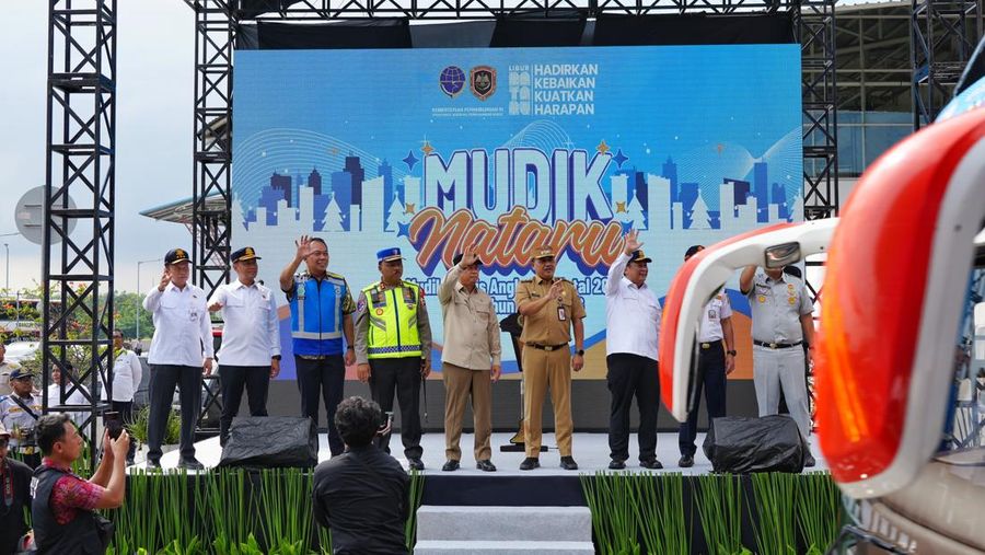 Menteri Perhubungan Dudy Purwagandhi melepas keberangkatan Peserta Mudik Gratis Natal 2025 dan Tahun Baru 2026 dengan Angkutan Jalan yang diselenggarakan Kementerian Perhubungan di Terminal Terpadu Pulo Gebang Jakarta, Selasa (23/12/2025). (Dok. Kemenhub)