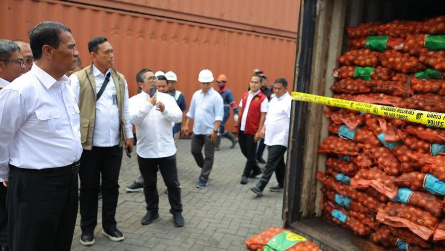 Menteri Pertanian (Mentan) Amran Sulaiman hadir langsung menyaksikan pemusnahan bawang bombai ilegal di Surabaya, Selasa (23/12/2025). (Dok. Kementan)