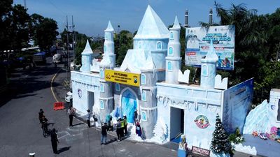 Nuansa Frozen Hiasi Pos Pelayanan Nataru, Warga Jombang Antusias Berfoto